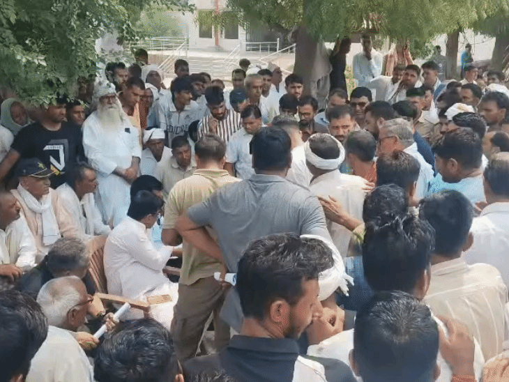 शहीद स्मारक पहुंचे परिजन और ग्रामीण धरने पर बैठ गए।