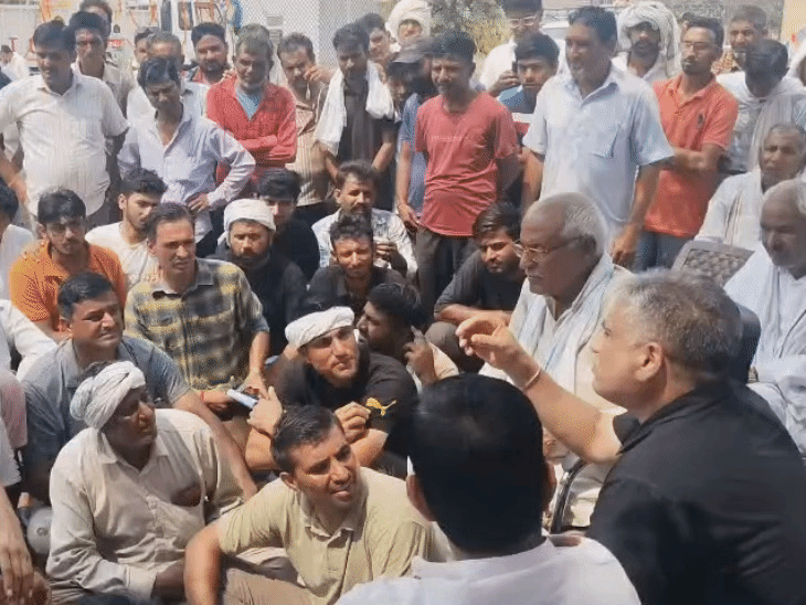 ग्रीफ के कर्नल संदीप मंडलिया(काली टी-शर्ट में) ने ग्रामीणों से कहा कि मांगें राज्य सरकार से है, इसमें बीआरओ कुछ नहीं कर सकता।