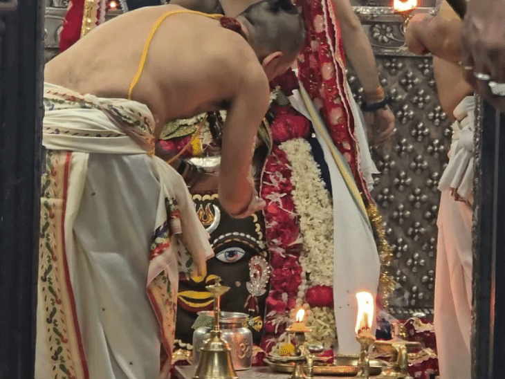 नियमित भगवान की आरती की जाती है।