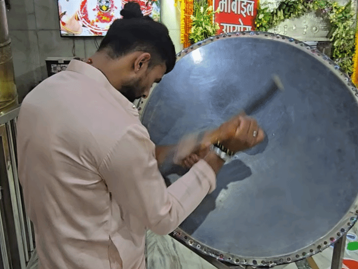 आरती के समय इस तरह से वाद्य यंत्र भी बजाए जाते हैं।