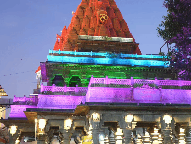 रंग बिरंगी रोशनी से जगमग हो रहा है महाकाल का आंगन।