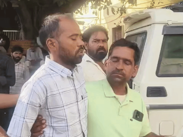 अस्पातल में हितेश के पिता ओमप्रकाश बेसुध हो गए। गांव के अन्य लोगों ने उसे संभाला।