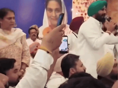 नारेबाजी करते चरणजीत चन्नी समर्थकों को चेतावनी देते राजा वड़िंग।