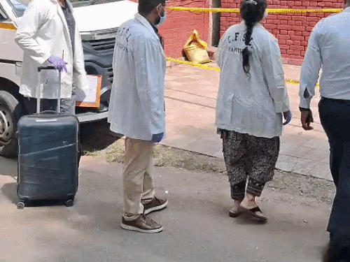 मौके पर जांच करने के लिए सीएफएसएल की टीम पहुंची।