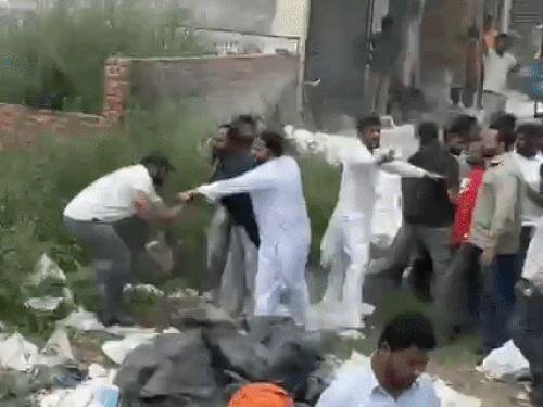 टीम के साथ मारपीट करते आरोपी वीडियो में कैद। - Dainik Bhaskar