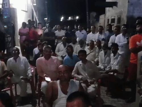 भिवानी के धनाना गांव में प्रिया और साक्षी का मैच देखने के लिए बड़ी स्क्रीन लगाई गई।