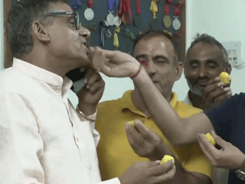 भिवानी में साक्षी चौधरी के गोल्ड जीतने के बाद परिवार के लोगों ने लड्‌डू खाकर खुशी मनाई।