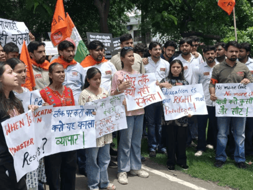 चंडीगढ़ में पंजाब के शिक्षा मंत्री हरजोत बैंस के  आवास के बाहर प्रदर्शन करते एबीवीपी कार्यकर्ता। - Dainik Bhaskar