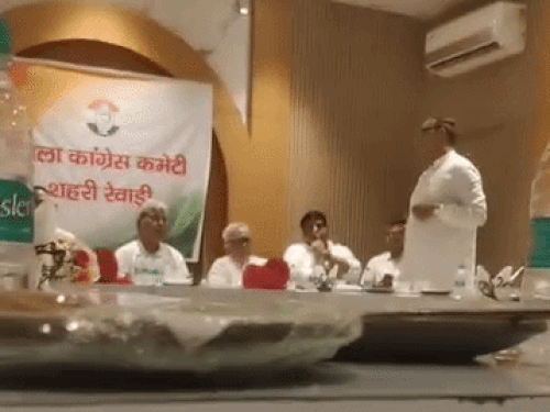 पूर्व मंत्री अपना-बेटे का फोटो ना होने पर हुए भावुक ; जिलाध्यक्ष बोले- प्रिंटिंग मिस्टेक|रेवाड़ी,Rewari - Dainik Bhaskar