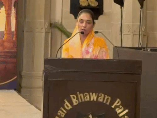 समिट को संबोधित करती पद्मजा कुमारी। उन्होंने बताया कि हम लोगों में इस बीमारी को लेकर फैले डर को निकालना चाहते हैं।