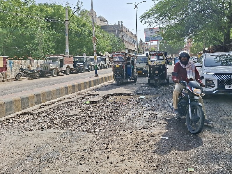 सरदारशहर में जर्जर सड़क से आमजन परेशान हो रहे हैं।