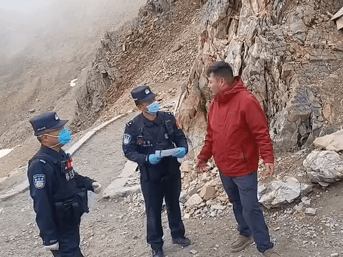 भारतीय व्यापारियों की जांच और औपचारिकताएं पूरी कराती चीनी पुलिस।