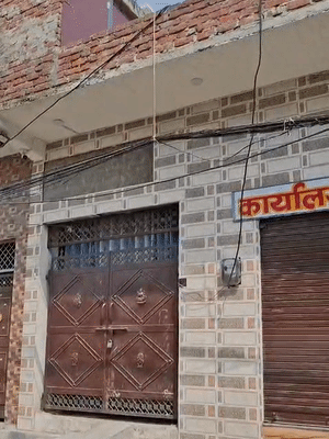 यह वही मकान है, जहां फर्जी पुलिस चौकी चल रही थी।