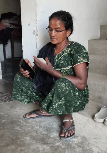 चंचलीची आई वारंवार तिचा फोटो पाहून रडू लागते.