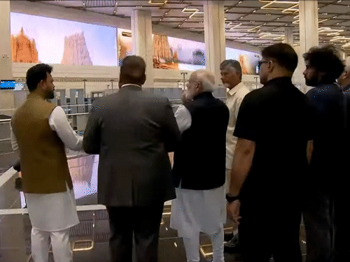 अमरावती के एयरपोर्ट पर आंध्र प्रदेश के कई मंदिरों की फोटो लगाई गई हैं।