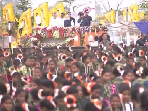 एयरपोर्ट का उद्घाटन करने प्रधानमंत्री रोड शो करते हुए पहुंचे।