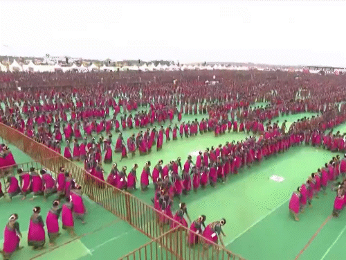 आंध्र प्रदेश की 13,500 से ज्यादा आदिवासी महिलाएं और स्टूडेंट ने ढिमसा नृत्य के साथ उनका स्वागत किया। ये वहां का पारंपरिक नृत्य है।