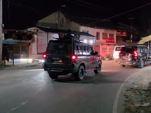 हमले के बाद घटनास्थल के चारों तरफ करीब 2 किमी का इलाका सील कर दिया गया है। आतंकियों की तलाश की जा रही है।