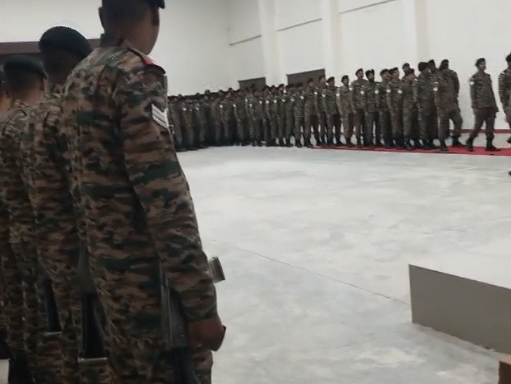 His fellow officers said that Hamza was a very cheerful person. While paying tribute to him, the eyes of his colleagues became moist.