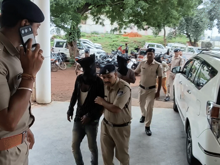आरोपियों को पुलिस पकड़कर ले गई।