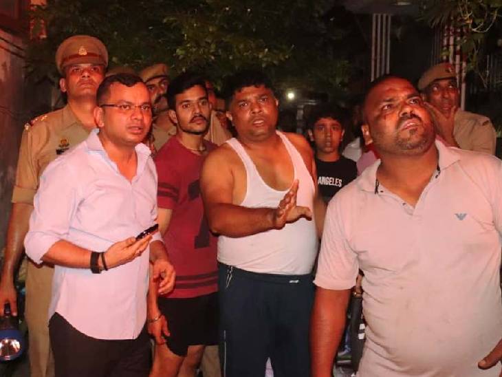 फैक्ट्री में मोमबत्ती निर्माण और पैकेजिंग का काम होता था।
