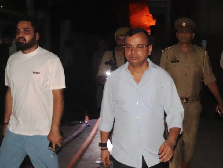 घटना की सूचना मिलते ही डीएम राजेंद्र पैंसिया, एसएसपी सतपाल अंतिल और तमाम सीनियर अधिकारी मौके पर पहुंच गए।