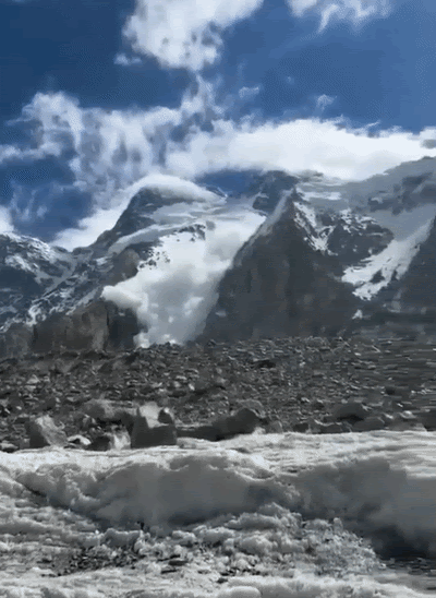 सोशल मीडिया पर दावा किया जा रहा है कि इसी हिमस्खलन में निर्मल पुर्जा और उनके सहयोगियों की जान गई।