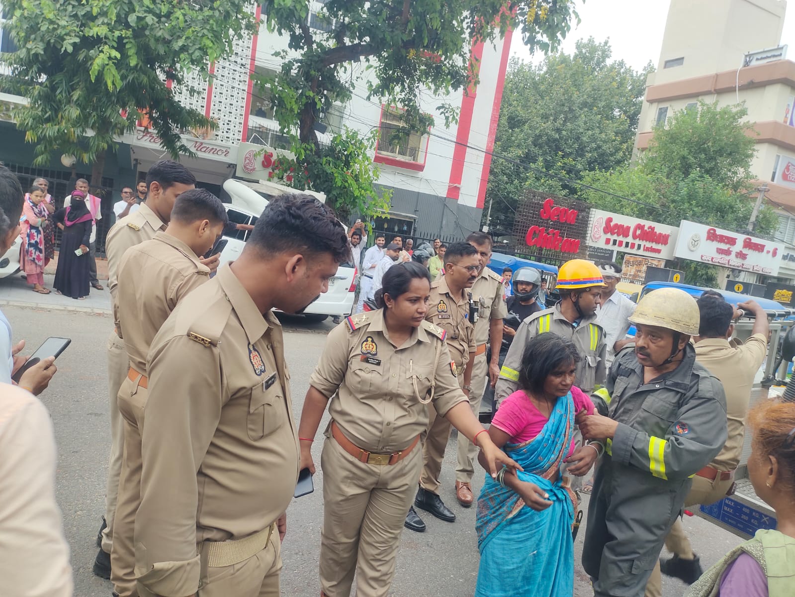 महिला को सुरक्षित नीचे उतारने के बाद उसे हजरतगंज थाने ले जाया गया। वहां पर उससे पूछताछ की जा रही है।