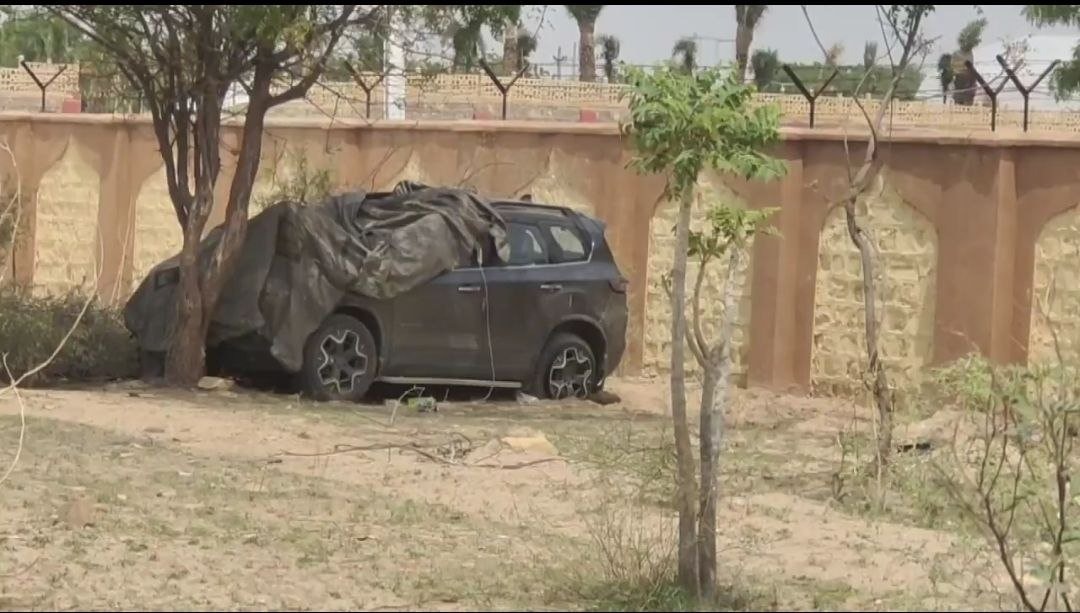 तेज गति होने के कारण वाहन संभालना मुश्किल हो गया था और SUV सीधी ऊंट से टकराकर चार-पांच बार पलट गई थी। जिससे मेजर हमजा आरिफ की मौत हो गई थी।
