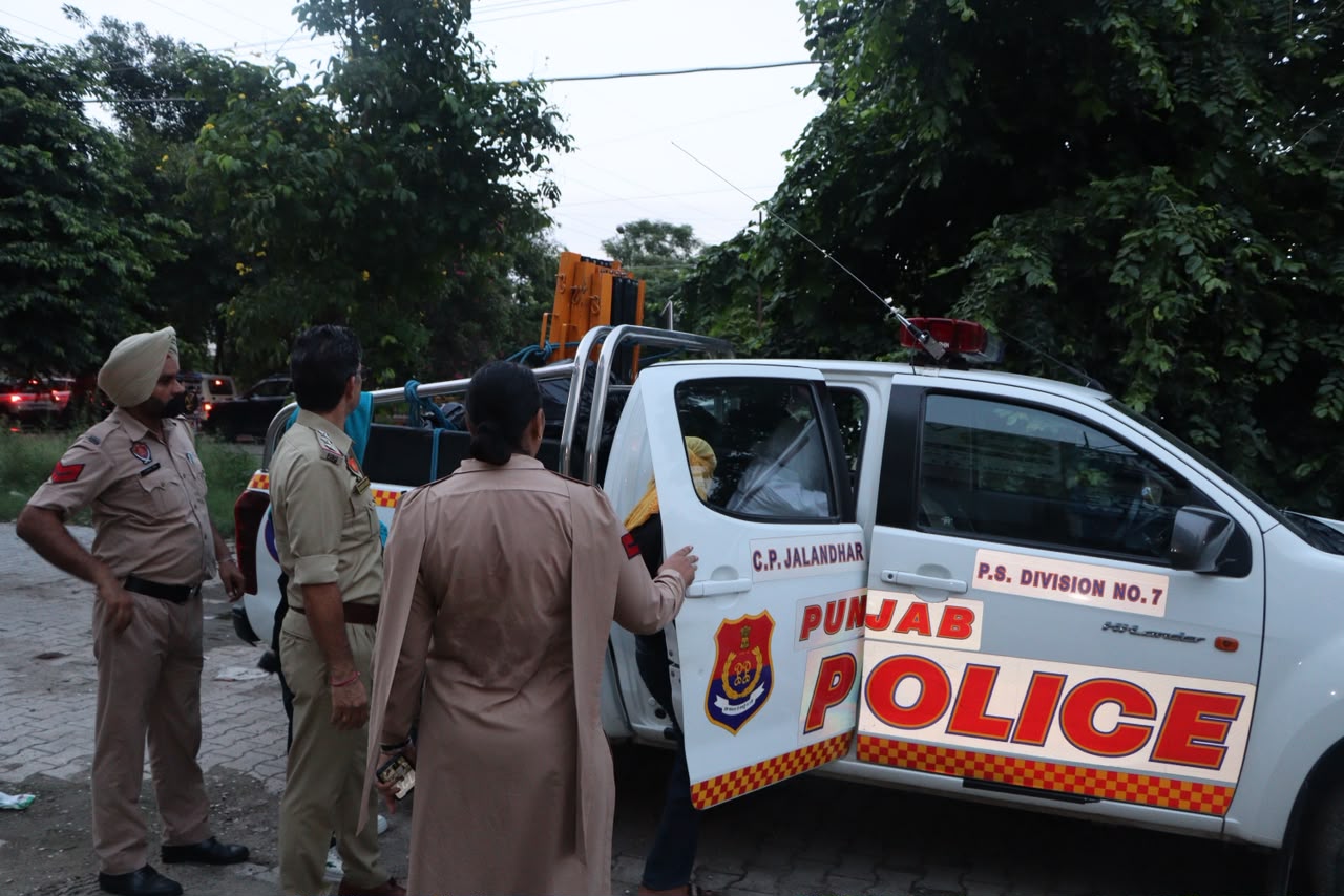 आरोपियों को ले जाते हुए पुलिस।