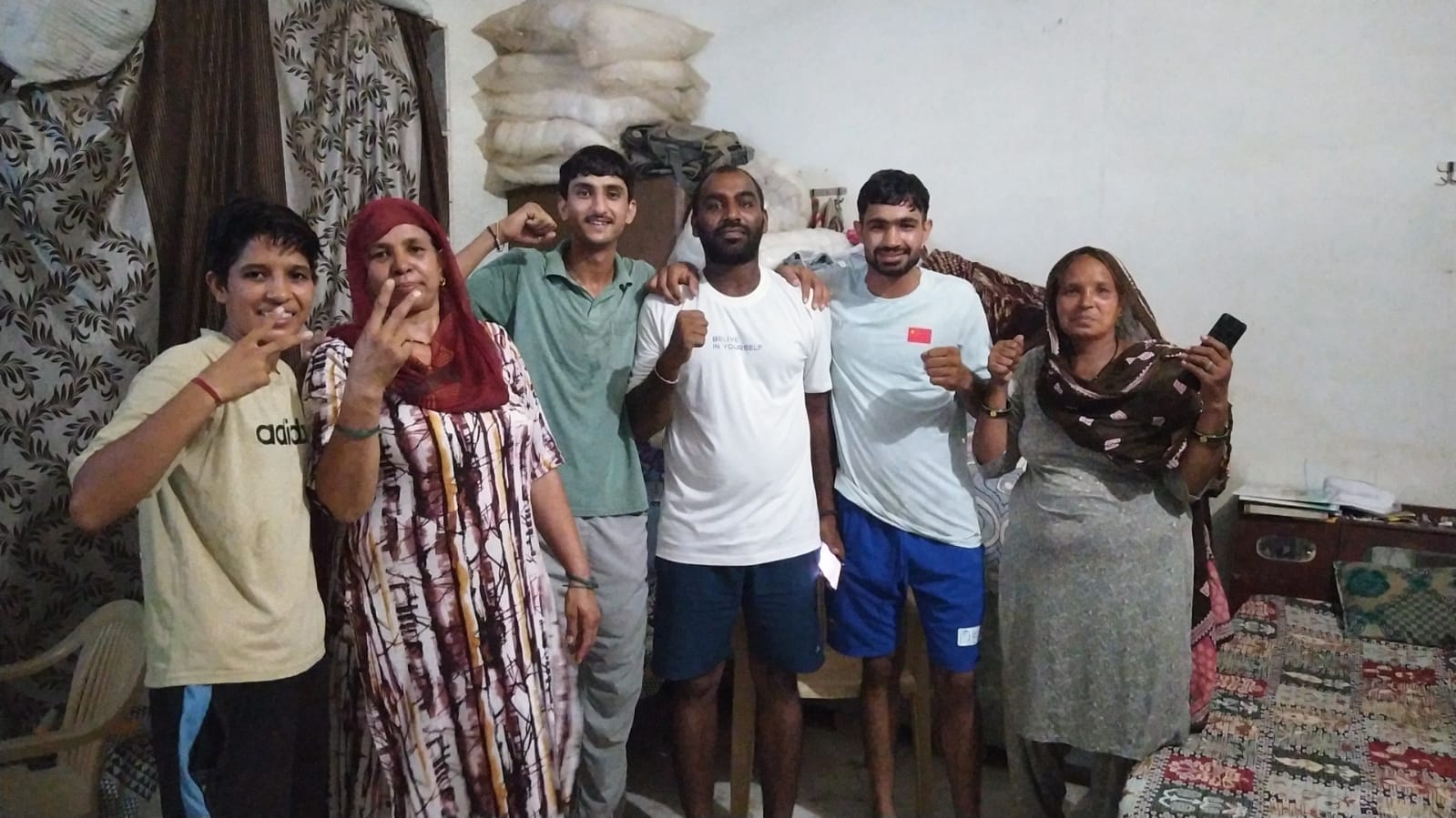 यह तस्वीर उस वक्त की है, जब अंकुश ने गोल्ड जीता था और गांव भेरिया में उसकी मां, बहन, भाई और अन्य परिजनों ने खुशी मनाई थी।
