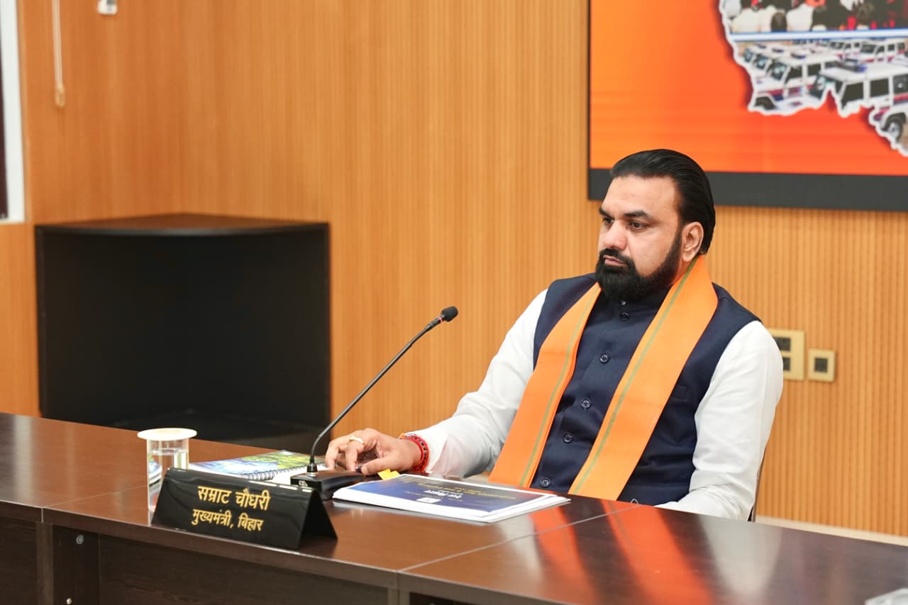 विभाग का प्रेजेंटेशन देखते सीएम।
