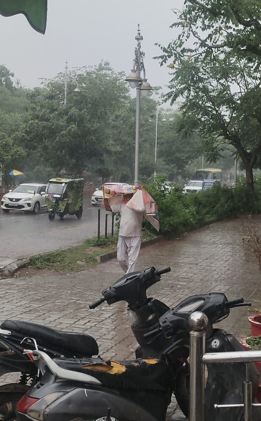ग्वालियर में शनिवार दोपहर तेज बारिश हुई।