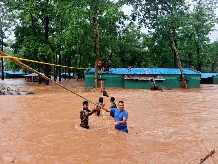 रस्सी के सहारे जवानों को सुरक्षित निकाल लिया गया था।