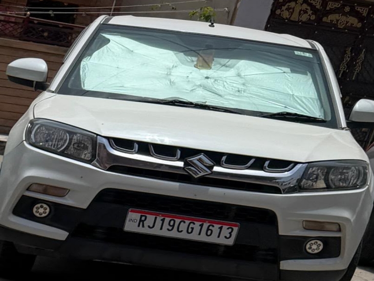आरोपी कार की नंबर प्लेट पर लाल पट्टी लगवाकर रखता था, जो सरकारी अफसरों की गाड़ियों पर ही इस्तेमाल होती है।