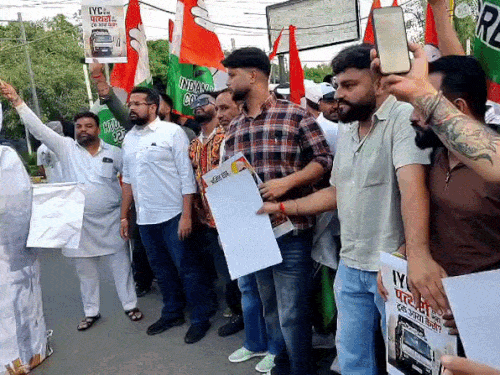 जालंधर के श्रीराम चौक में केंद्र सरकार के खिलाफ नारेबाजी करते यूथ कांग्रेस कार्यकर्ता।