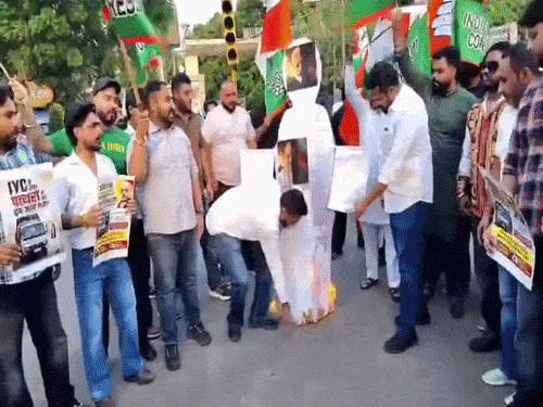 पुतला फूंतके समय आग के झोंके की चपेट में आते यूथ कांग्रेस कार्यकर्ता और पार्षद शालू। - Dainik Bhaskar