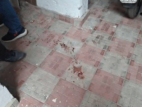 मौके पर जमीन पर खून पड़ा, पुलिस जांच करती हुई।