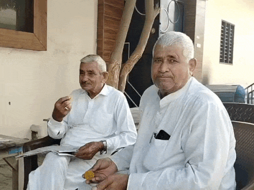 नीरज के दादा शनिवार की सुबह लड्डू खाते हुए।