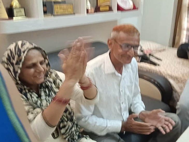 बॉक्सर जैस्मिन लंबोरिया की जीत पर खुशी मनाते हुए माता-पिता।