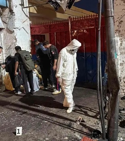धमाके के बाद पुलिस अधिकारी घटनास्थल का मुआयना करते हुए।