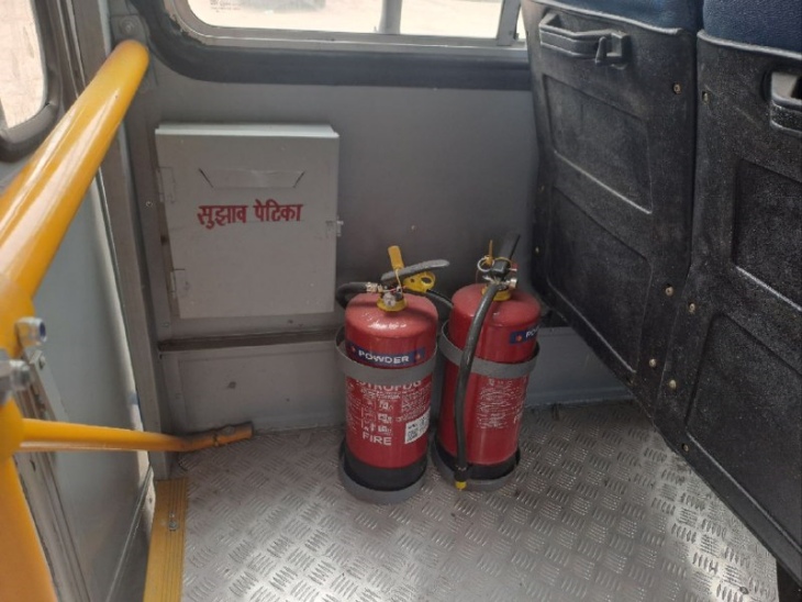 बस में रखी शिकायत पेटी और आग लगने पर उसे बुझाने के एबीसी सिलेंडर।