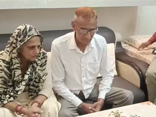 भिवानी में जैस्मिन लंबोरिया के घर पर माता पिता मैच देखते हुए।