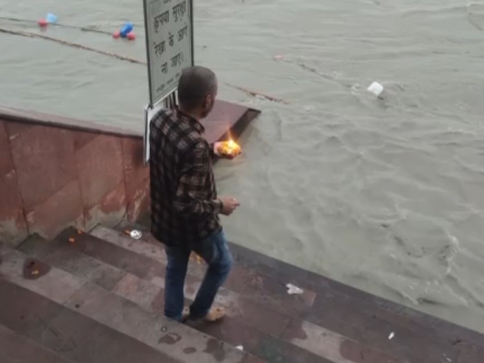 आखिर में यमुना किनारे दीया जलाकर जिंदा पत्नी के पिंडदान की प्रक्रिया पूरी की।