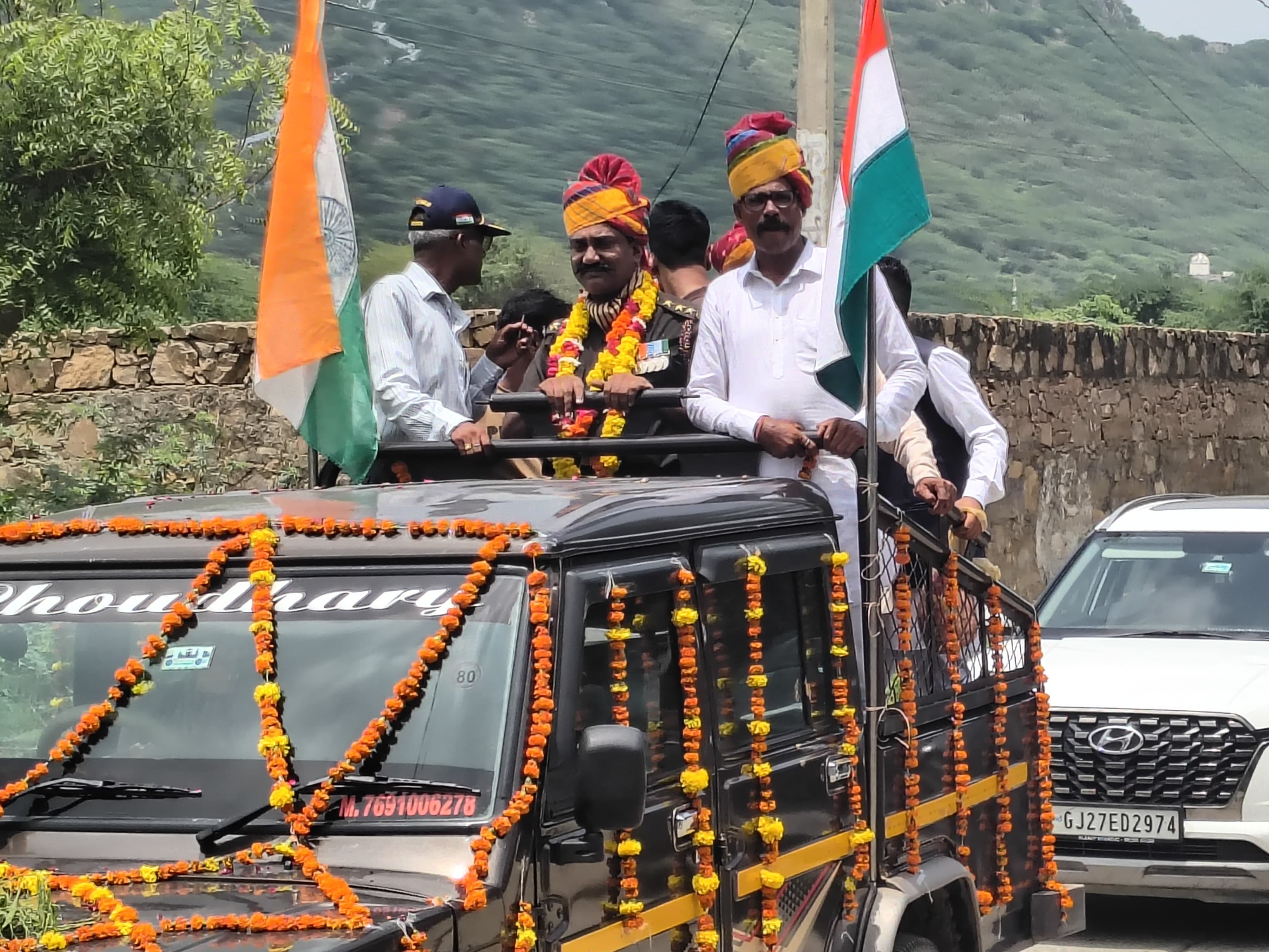 डीजे और सैकड़ों वाहनों के काफिले के साथ पैतृक गांव कालोटा ले जाया गया।