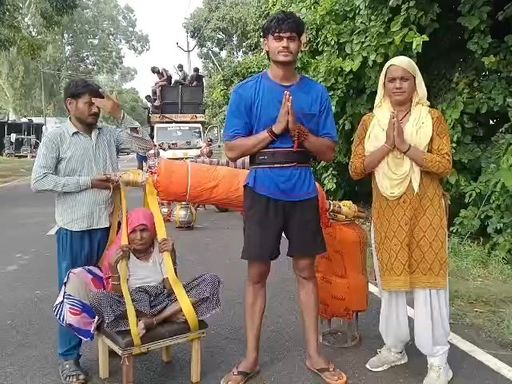 सास चंद्री देवी को कांवड़ में बैठाकर निकलीं कलाकार काजल चौधरी।