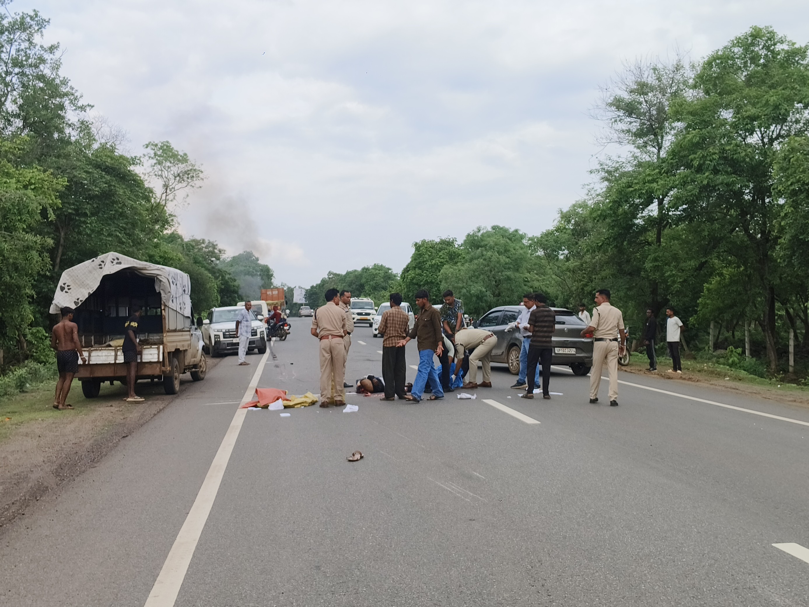 पुलिस ने शवों को पॉलीथिन में उठाकर मर्च्युरी पहुंचाया।
