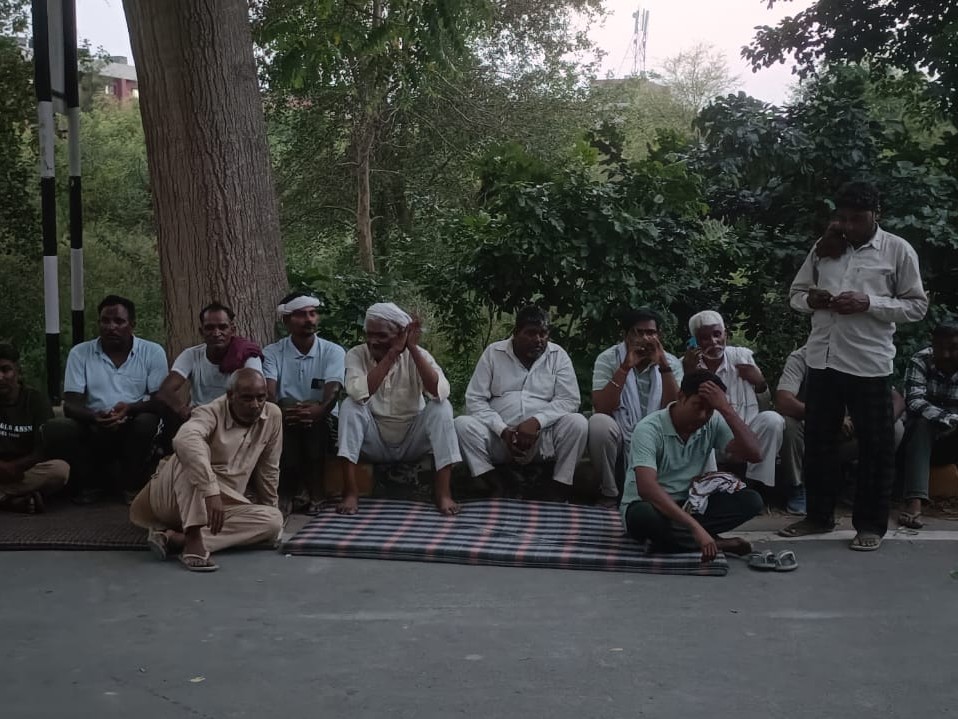 अस्पताल में मौजूद महिला मुकेश के परिजन।