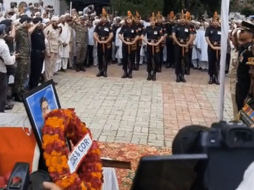 The army paid tribute to the Major. After this, a guard of honor was given.