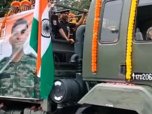 Military officers from MP and Rajasthan also participated in the final journey.